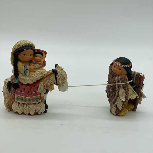 Friends of the Feather Mary Holding Jesus - Picture 2 of 9